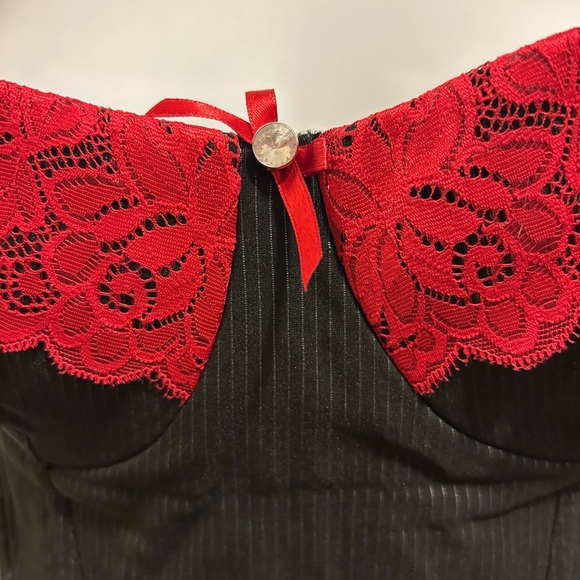 Sm Pinstripe and Red lace Corset - Picture 4 of 14